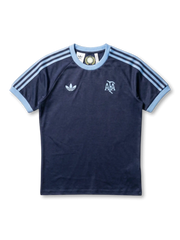アルゼンチン代表×adidas Originals復刻ライフスタイルTシャツ正面・ネイビー、スカイブルー3本ストライプ袖・AFAヴィンテージ筆記体エンブレム・カラー裏太陽紋章ラベル
