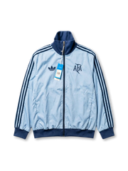 アルゼンチン代表×adidas Originals復刻トラックジャケット正面・スカイブルー×ネイビー、スカイブルーサテン×ネイビー3本ストライプ・AFAヴィンテージ筆記体エンブレム・ネイビーリブカラー・太リブ裾