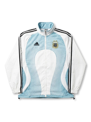 アルゼンチン代表 2006 トラックジャケット adidas 正面 — ホワイト×スカイブルー同心円ウェーブ、2つ星AFAゴールドエンブレム、ブラック3ストライプ