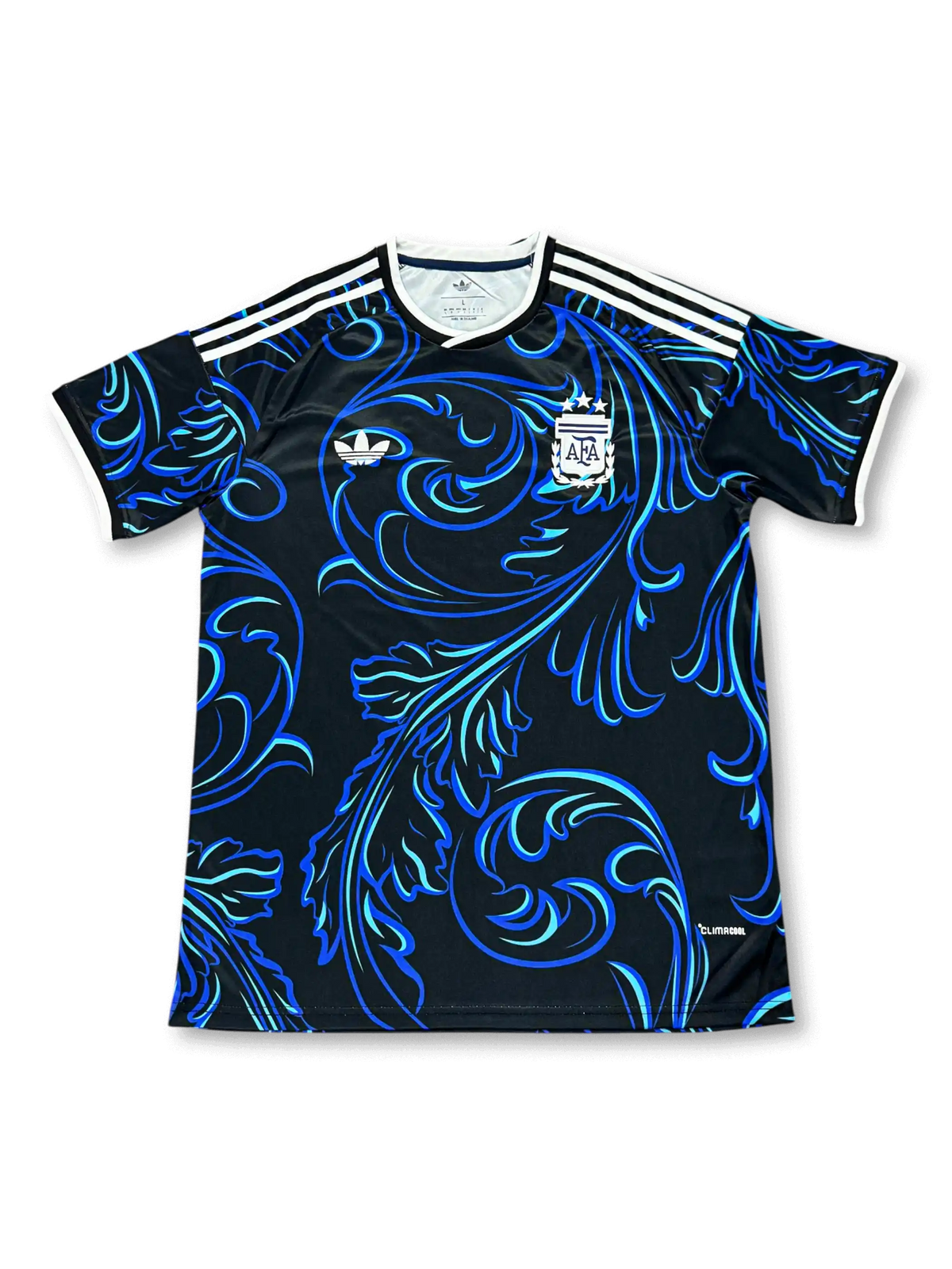 アルゼンチン代表 2026/27 アウェイジャージ Originalsトレフォイルエディション 正面 — ブラック×ブルーバロック唐草、トレフォイルロゴ、3つ星AFAエンブレム