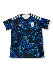 アルゼンチン代表 2026/27 アウェイジャージ Originalsトレフォイルエディション 正面 — ブラック×ブルーバロック唐草、トレフォイルロゴ、3つ星AFAエンブレム