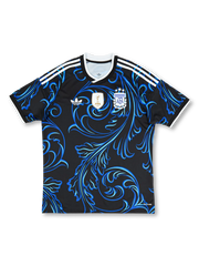 アルゼンチン代表 2026/27 アウェイジャージ Originalsトレフォイルエディション FIFA World Champions 2022パッチ レプリカ 正面 — ブラック×ブルーバロック唐草、ゴールドW杯パッチ、トレフォイルロゴ、3つ星AFAエンブレム
