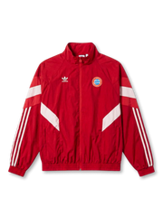 バイエルン・ミュンヘン adidas Originals 復刻トラックジャケット レッド — ホワイトシェブロンパネルと3ストライプ、ヴィンテージ円形エンブレムを配した復刻ライフスタイルライン
