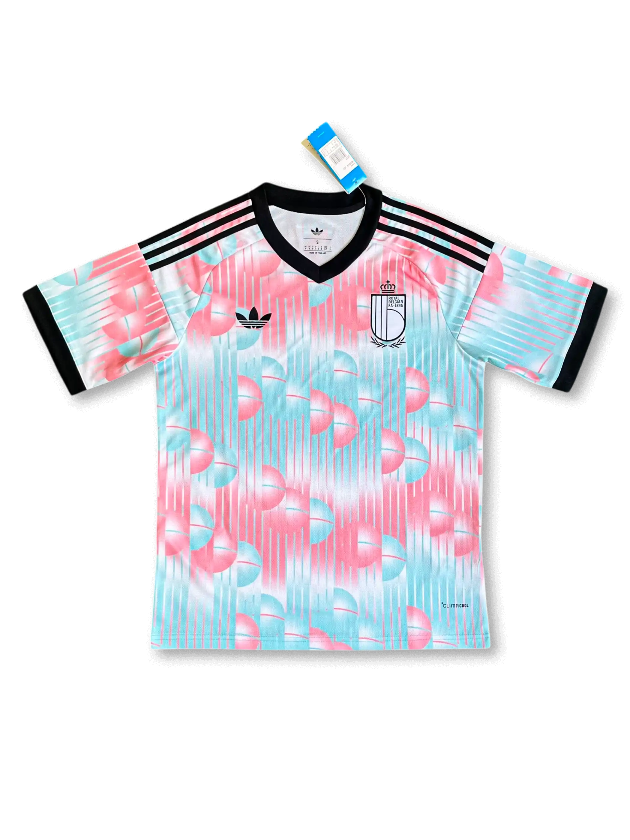 ベルギー代表 2026 アウェイジャージ Originalsトレフォイルエディション レプリカ 正面 — ピンク×ミントグリーン全面グラフィック、トレフォイルロゴ、Royal Belgian FAエンブレム、タグ付き