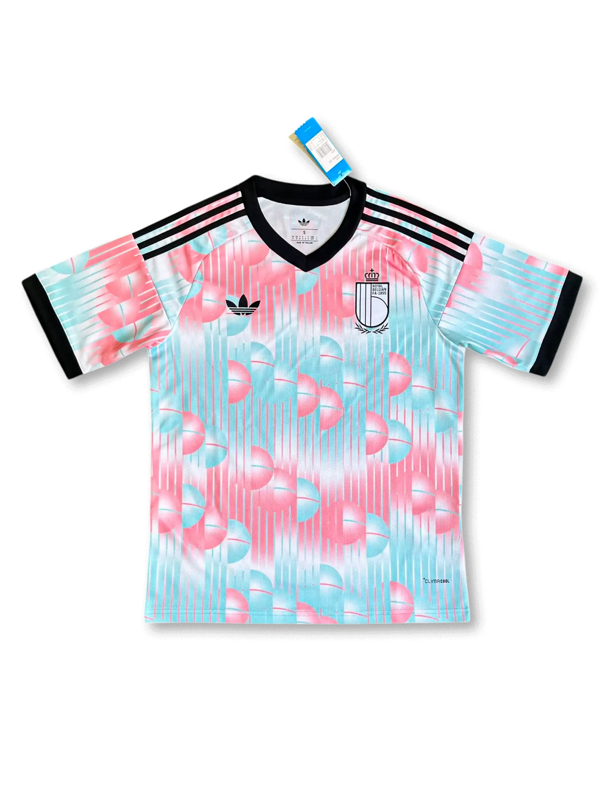 ベルギー代表 2026 アウェイジャージ Originalsトレフォイルエディション レプリカ 正面 — ピンク×ミントグリーン全面グラフィック、トレフォイルロゴ、Royal Belgian FAエンブレム、タグ付き