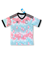 ベルギー代表 2026 アウェイジャージ Originalsトレフォイルエディション レプリカ 正面 — ピンク×ミントグリーン全面グラフィック、トレフォイルロゴ、Royal Belgian FAエンブレム、タグ付き