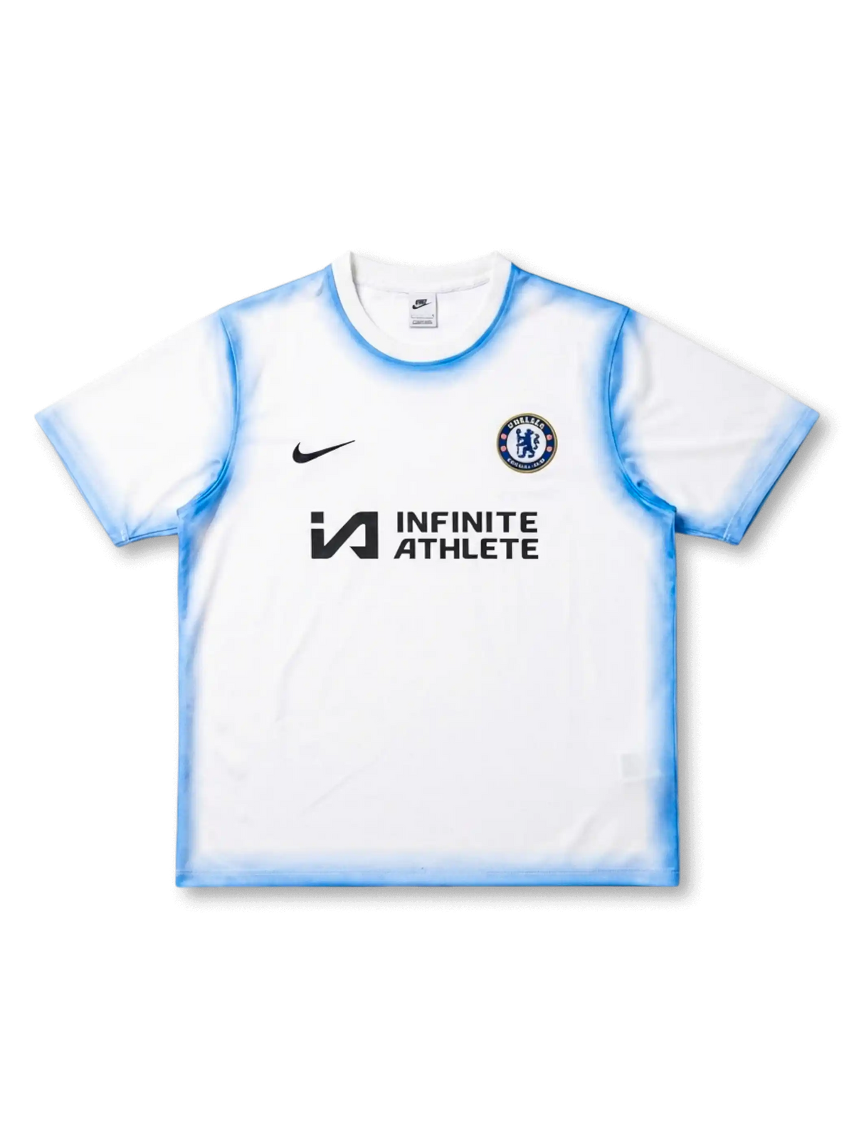 チェルシーFC 2024/25 ショートスリーブトレーニングトップ 前面 — ホワイト×ブルータイダイ×Infinite Athleteロゴ×チェルシーエンブレム