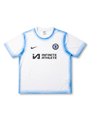 チェルシーFC 2024/25 ショートスリーブトレーニングトップ 前面 — ホワイト×ブルータイダイ×Infinite Athleteロゴ×チェルシーエンブレム