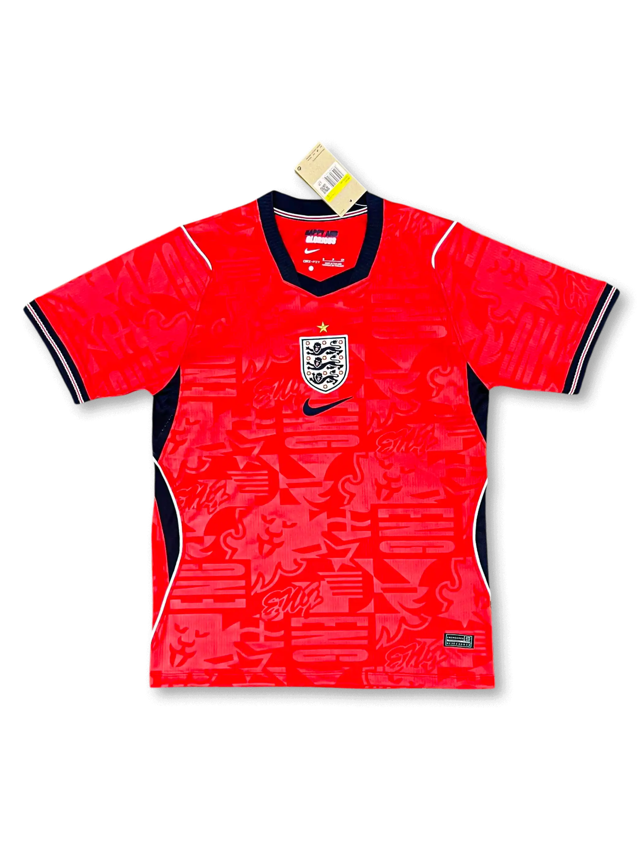 イングランド代表 2026 アウェイジャージ レプリカ 正面 — スカーレットレッド、シャドーグラフィック、3ライオンズエンブレム、タグ付き