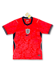 イングランド代表 2026 アウェイジャージ レプリカ 正面 — スカーレットレッド、シャドーグラフィック、3ライオンズエンブレム、タグ付き