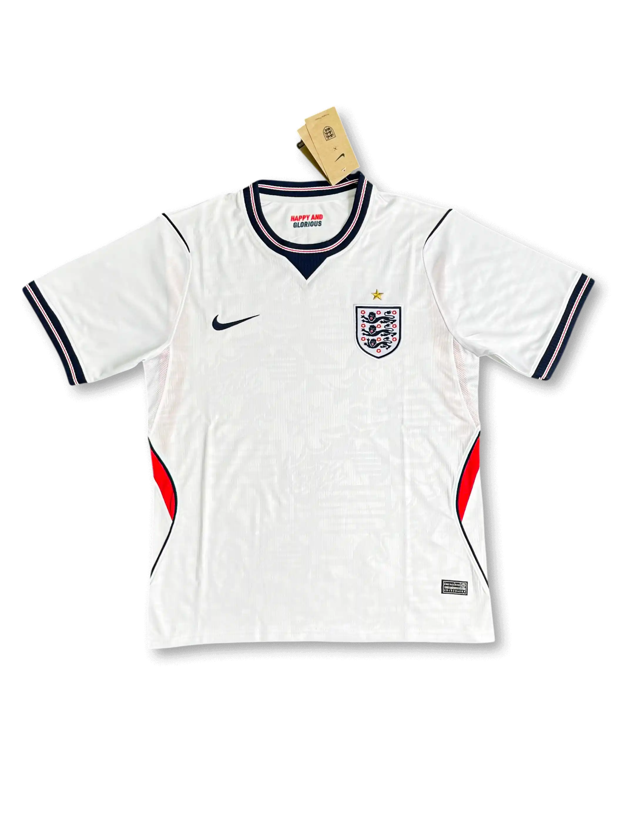イングランド代表 2026 ホームジャージ レプリカ 正面 — ホワイト×シャドージャカード、レッドサイドパネル、3ライオンズエンブレム、タグ付き