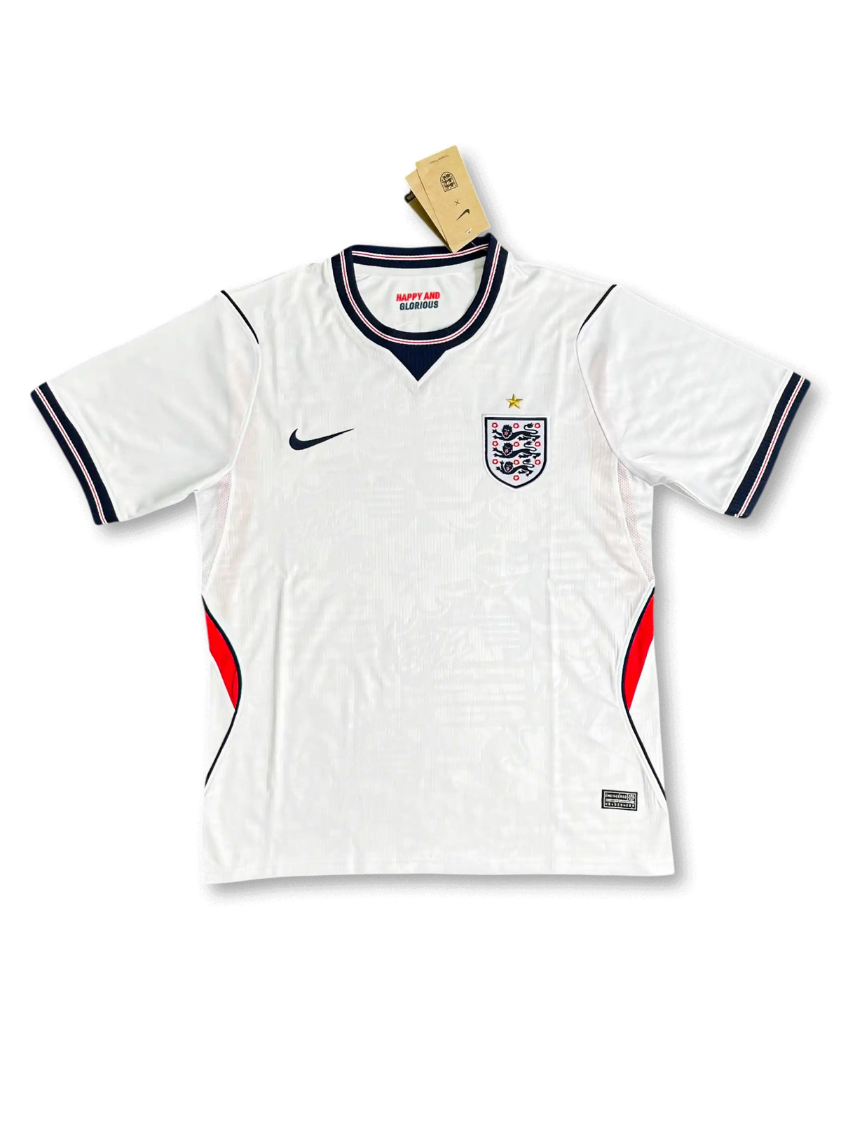 イングランド代表 2026 ホームジャージ レプリカ 正面 — ホワイト×シャドージャカード、レッドサイドパネル、3ライオンズエンブレム、タグ付き
