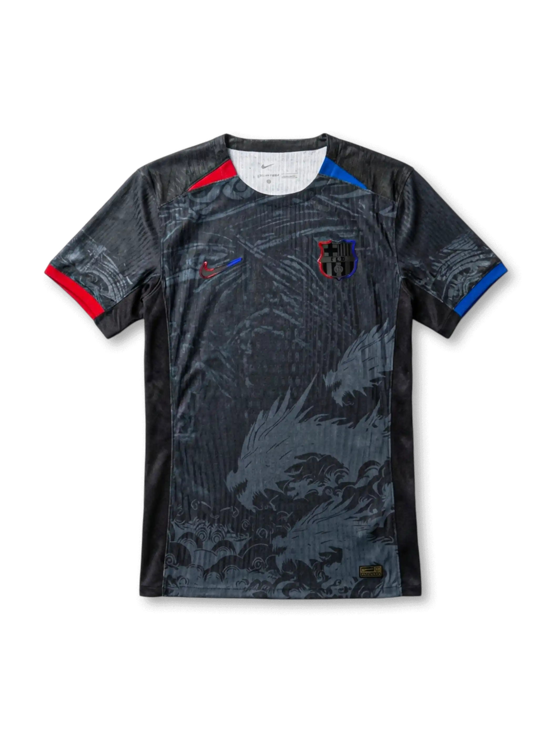 FCバルセロナ ブラックドラゴン スペシャルエディション 正面 — ブラック×龍波濤グラフィック、赤青肩差し色、FCBエンブレム、ゴールド認証バッジ