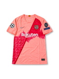 FCバルセロナ 2018-19シーズン サードユニフォーム リオネル・メッシ10番 Nike製 コーラルピンクのボディにダークレッドの斜めラインと都市の街並みをモチーフにしたグラフィック、Rakutenスポンサーロゴ、クラブエンブレム、UEFAチャンピオンズリーグの袖章、背面にMESSIのネームと10番を配したレトロサッカージャージ