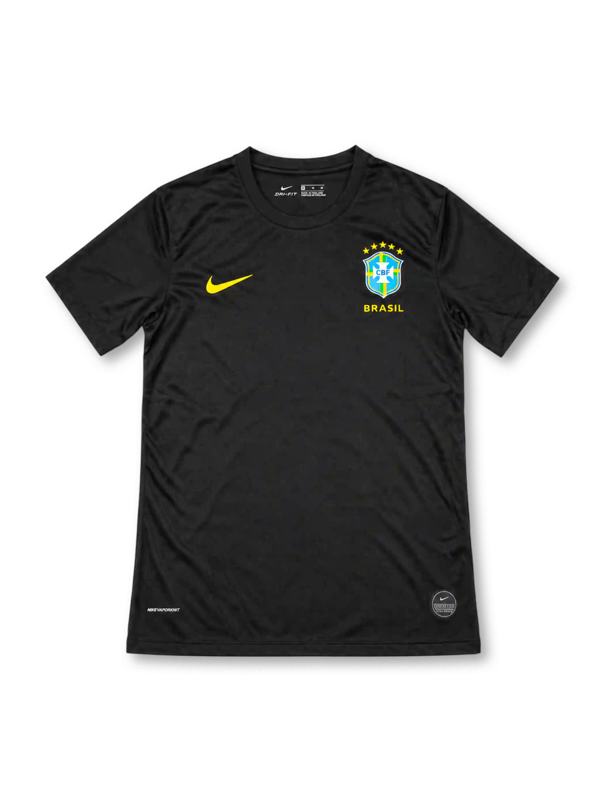 2018年ロシアW杯期のブラジル代表をイメージしたブラックのレトロトレーニングTシャツ。イエローのNikeスウッシュと5つ星のCBFエンブレムが特徴。