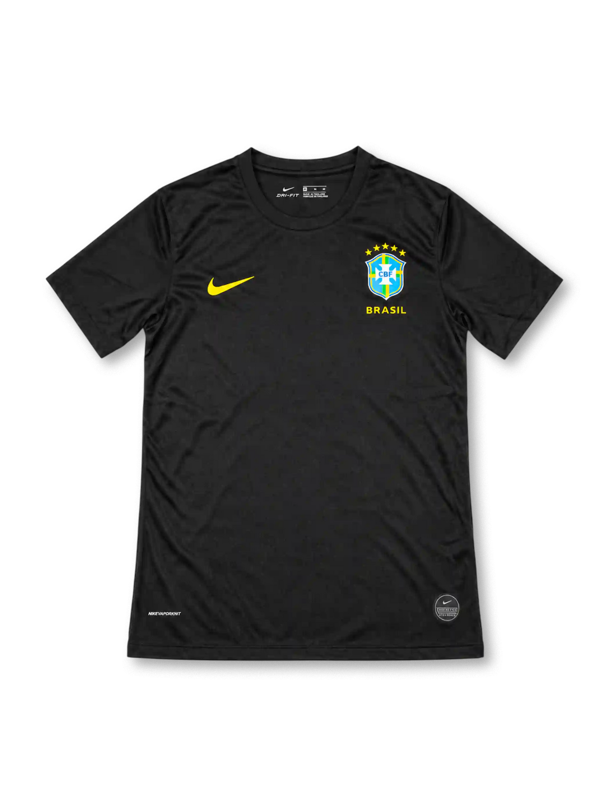 2018年ロシアW杯期のブラジル代表をイメージしたブラックのレトロトレーニングTシャツ。イエローのNikeスウッシュと5つ星のCBFエンブレムが特徴。