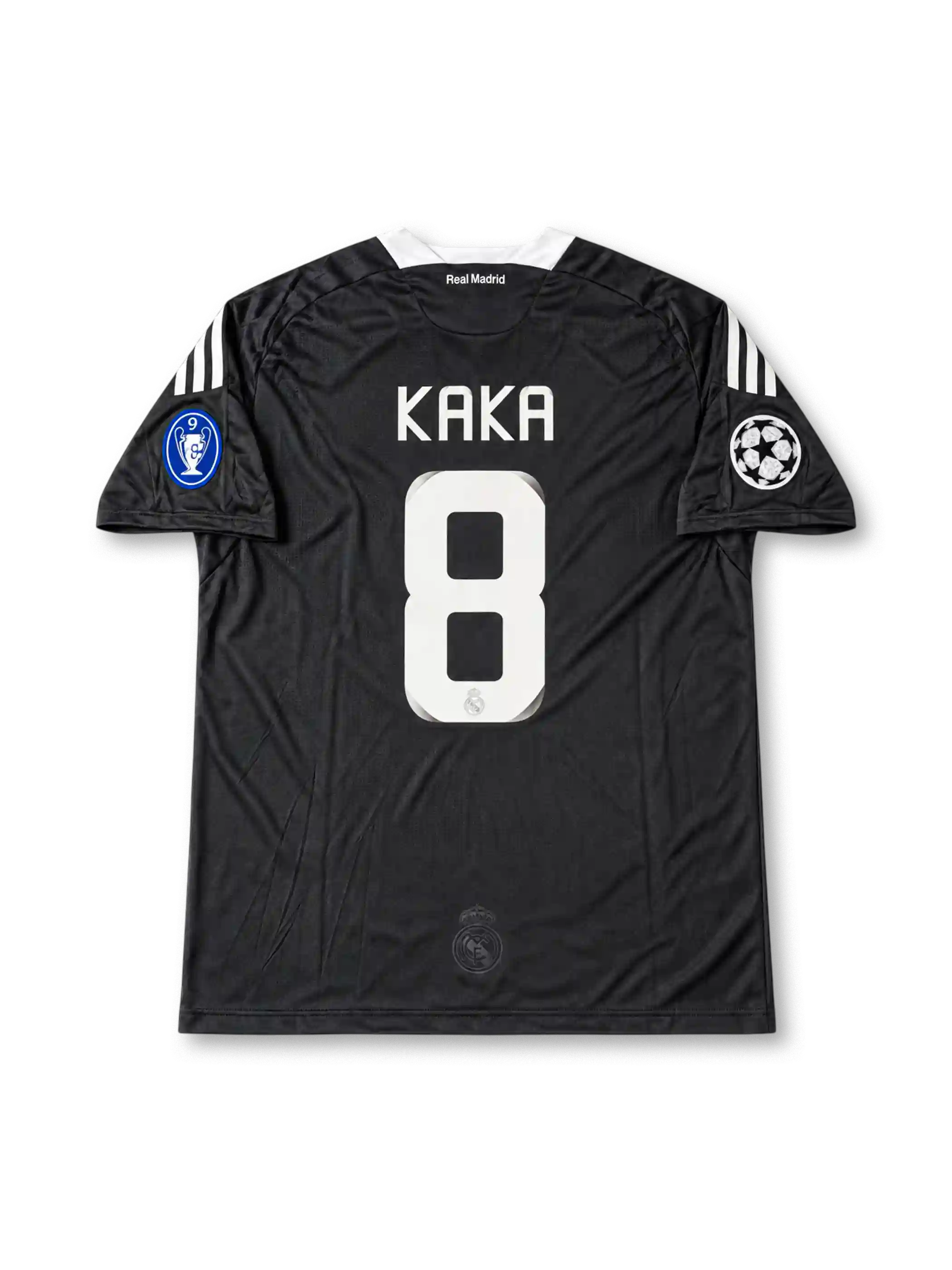 2009/10シーズンのレアル・マドリード チャンピオンズリーグ仕様サードユニフォーム。ブラックのボディにホワイトのスリーストライプス、KAKAのネームと背番号8を配したadidas製モデル。