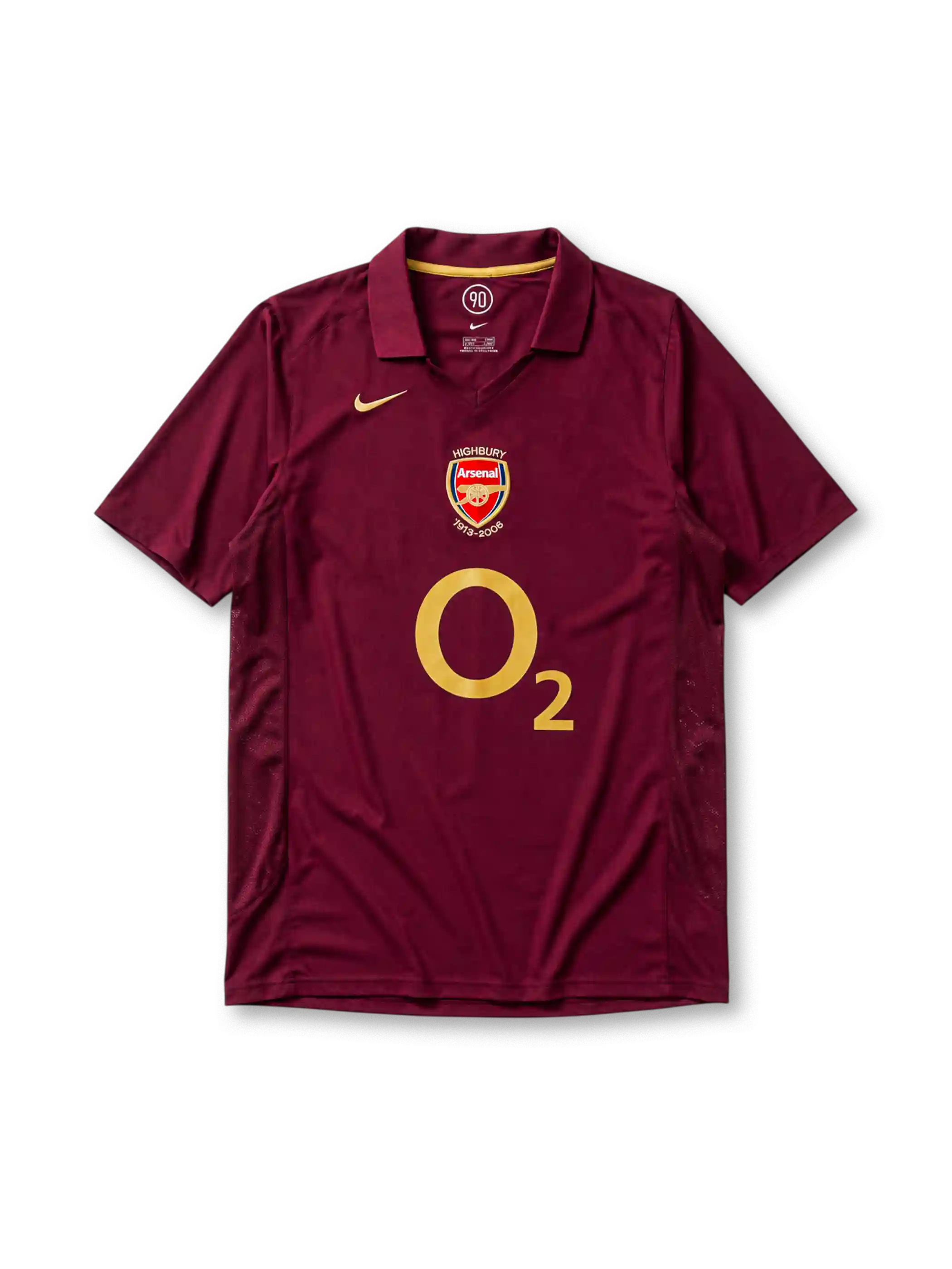 レッドカラント地にゴールドパイピングのポロ襟、左胸のゴールドNikeスウッシュ、中央のHIGHBURY 1913-2006記念エンブレム、大きなO2スポンサーロゴ、両脇のメッシュ通気パネルを備えたアーセナル2005-06ホームジャージ正面