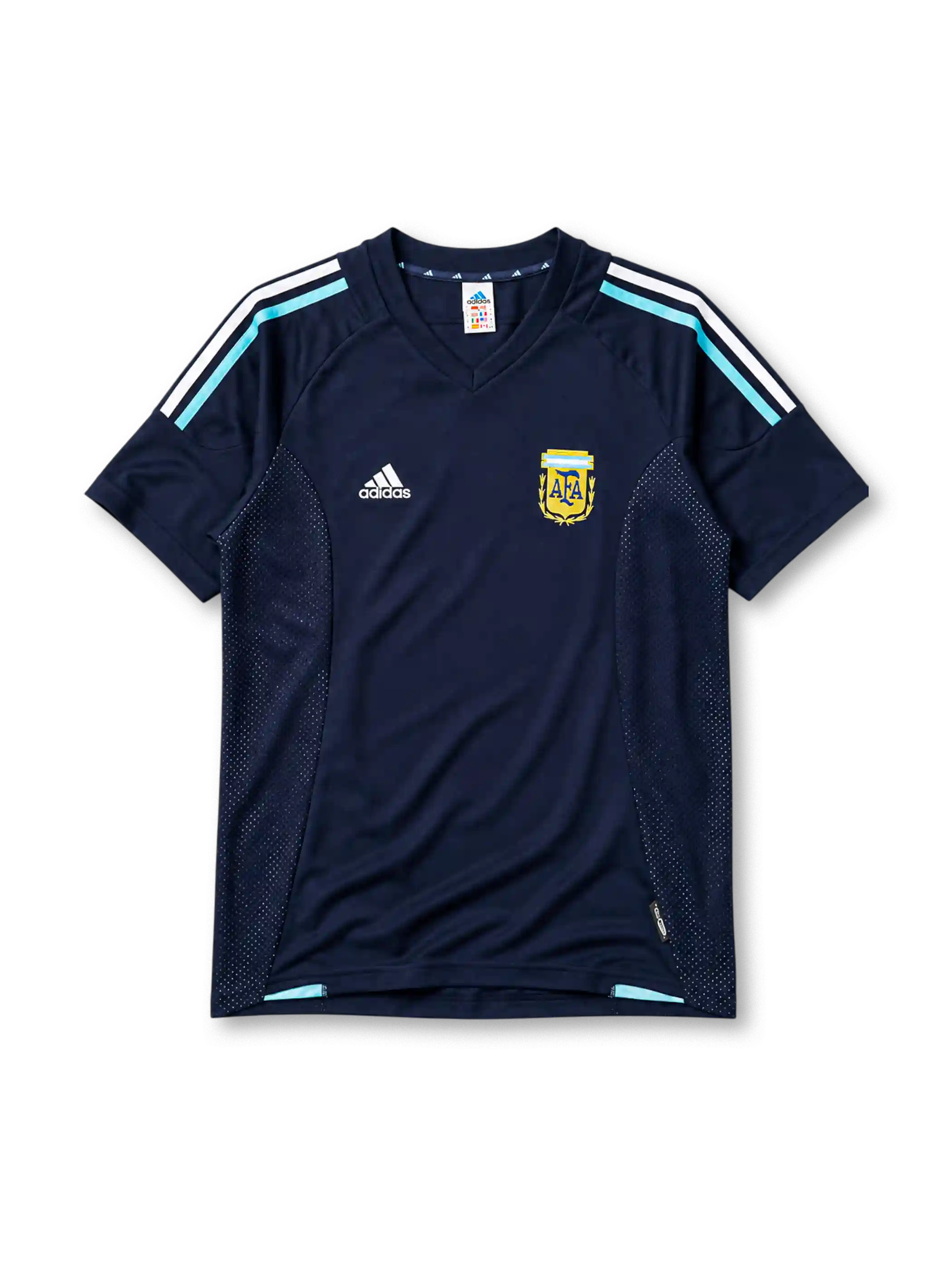 ネイビー地に白とスカイブルーのadidasスリーストライプ、両脇のメッシュ通気パネル、左胸のadidasロゴ、右胸の金地AFAエンブレムを備えたアルゼンチン代表2002年W杯アウェイジャージ正面