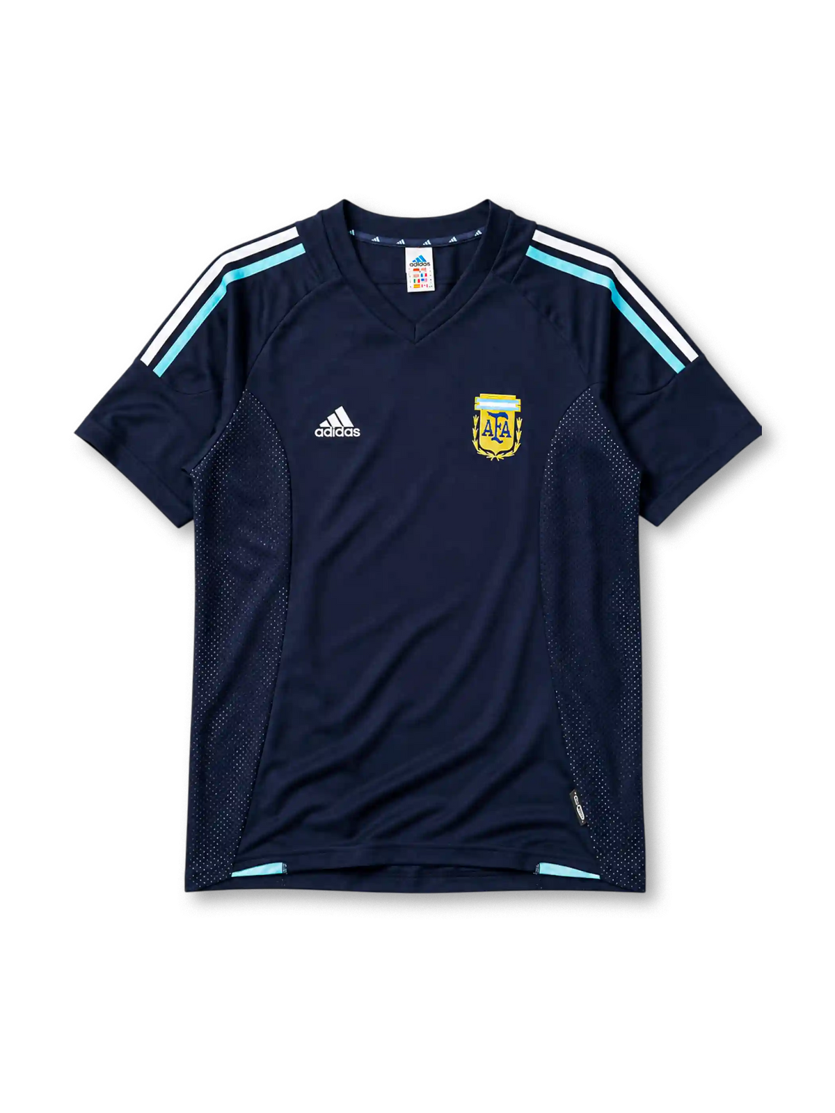 ネイビー地に白とスカイブルーのadidasスリーストライプ、両脇のメッシュ通気パネル、左胸のadidasロゴ、右胸の金地AFAエンブレムを備えたアルゼンチン代表2002年W杯アウェイジャージ正面
