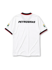ホワイト地に黒赤のVネック襟、中央のNikeスウッシュと3つの星、胸を横断する黒赤バンド中央のフラメンゴエンブレム、その下のLuBRaxスポンサーロゴ、両袖のメッシュ通気パネルを備えたフラメンゴ2001アウェイジャージ正面