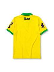 イエロー地にグリーンのポロ襟と袖口、左胸のNikeスウッシュ、右胸のCBFエンブレムとBRASILの文字、Guaranáロゴ、両肩のItaúロゴ、両袖のvivoと紫のブランドアイコンを備えたブラジル代表2022ポロシャツ正面