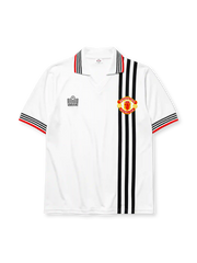 白地に黒とレッドのラインストライプ襟、胸元にAdmiralロゴとマンチェスター・ユナイテッドのクラブエンブレム、フロントと袖口に黒基調の3本ストライプを配したマンチェスター・ユナイテッド1975-80アウェイシャツ正面