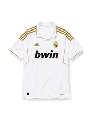 ホワイトベースにゴールドのスリーストライプ、REAL MADRIDロゴ入りのポロ襟、左胸のadidasロゴ、右胸のレアル・マドリードクラブエンブレム、中央の黒いbwinスポンサーロゴを備えたレアル・マドリード2011/12ホームジャージ正面