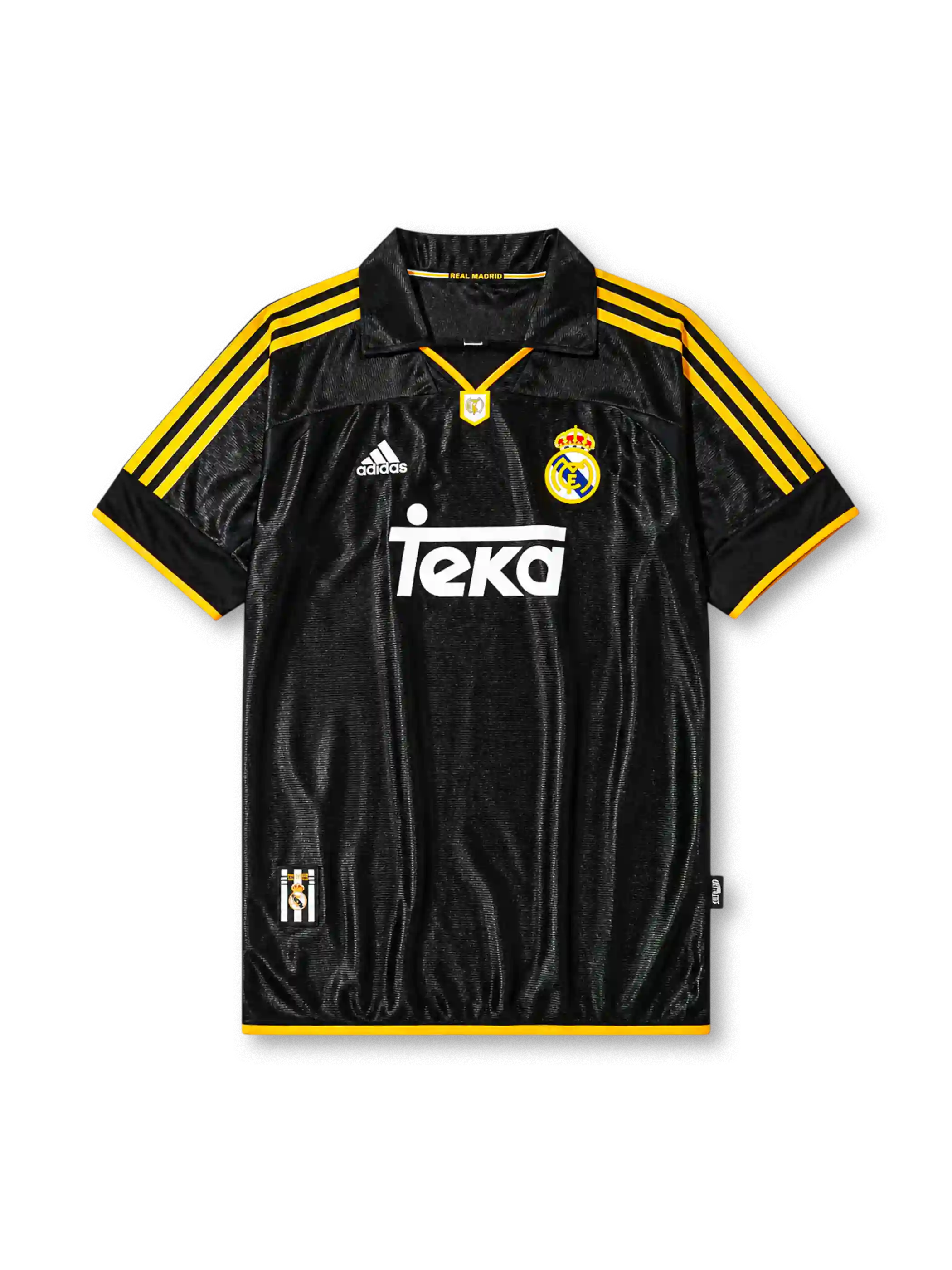 ブラックの生地にゴールドのスリーストライプ、REAL MADRIDロゴ入りのポロ襟、左胸のadidasロゴ、右胸のレアル・マドリードクラブエンブレム、中央の白いTekaスポンサーロゴを備えたレアル・マドリード1999/01アウェイジャージ正面