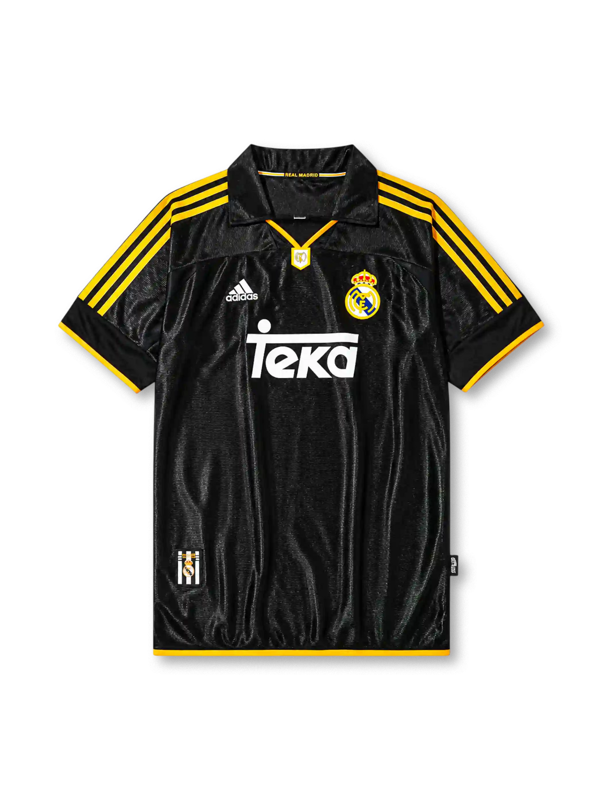ブラックの生地にゴールドのスリーストライプ、REAL MADRIDロゴ入りのポロ襟、左胸のadidasロゴ、右胸のレアル・マドリードクラブエンブレム、中央の白いTekaスポンサーロゴを備えたレアル・マドリード1999/01アウェイジャージ正面