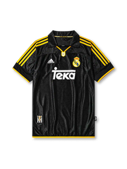 ブラックの生地にゴールドのスリーストライプ、REAL MADRIDロゴ入りのポロ襟、左胸のadidasロゴ、右胸のレアル・マドリードクラブエンブレム、中央の白いTekaスポンサーロゴを備えたレアル・マドリード1999/01アウェイジャージ正面