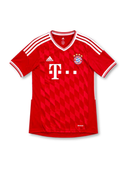 バイエルン・ミュンヘン 2013/14 ホームユニフォーム。レッドのボディに白のスリーストライプ、クラブエンブレム、adidasロゴ、T-Mobileスポンサー、ダイヤ柄を配したデザイン。