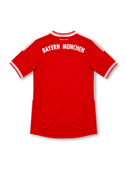 バイエルン・ミュンヘン 2013/14 ホームユニフォーム。レッドのボディに白のスリーストライプ、クラブエンブレム、adidasロゴ、T-Mobileスポンサー、ダイヤ柄を配したデザイン。