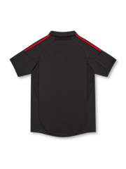ACミラン 2012/13 アウェイユニフォーム。ブラックのボディにレッドのスリーストライプ、クラブエンブレム、adidasロゴ、Fly Emiratesスポンサー、胸元のトリコロールディテールを配したデザイン。