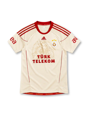 ガラタサライ 2010/11 アウェイユニフォーム クリーム 獅子の透かし柄 赤のスリーストライプ アディダス製 TÜRK TELEKOMスポンサー
