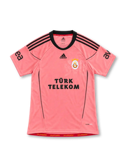 ガラタサライ 2010/11 サードユニフォーム ピンク 黒のスリーストライプ 紋章柄の透かし アディダス製 TÜRK TELEKOMスポンサー