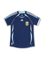 2006 アルゼンチン代表 アウェイ adidas製 水色のパネルと金色のパイピングが入ったネイビーのレトロサッカーユニフォーム