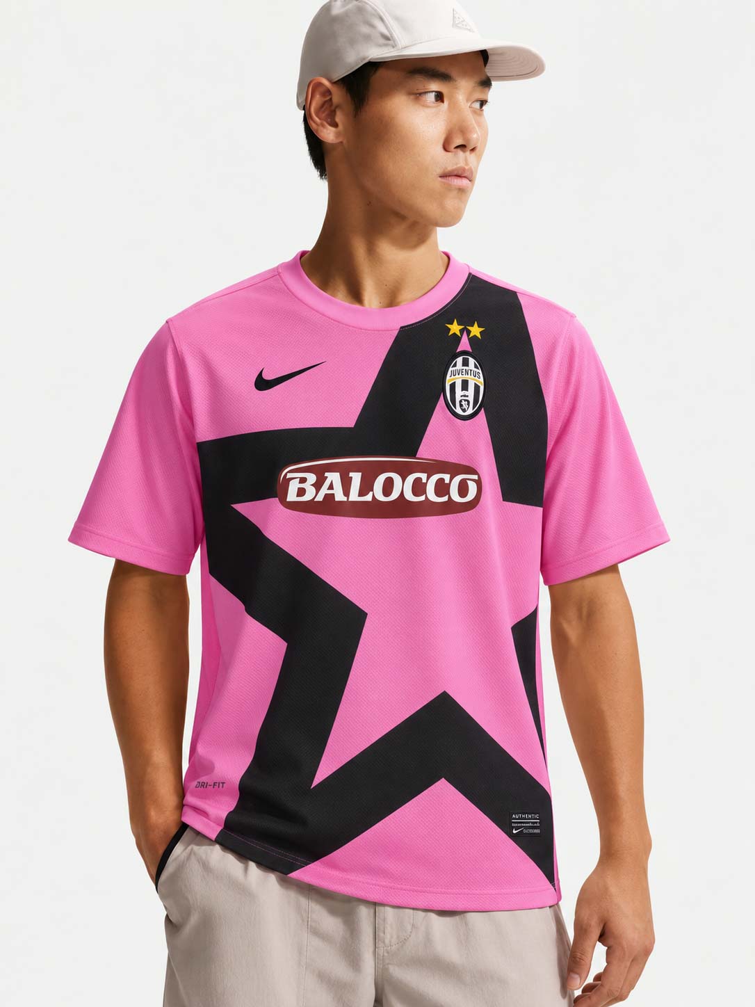 11/12 ユヴェントス アウェイ Nike製 巨大な黒い星とBALOCCOロゴが入った鮮やかなピンクのレトロサッカーユニフォーム