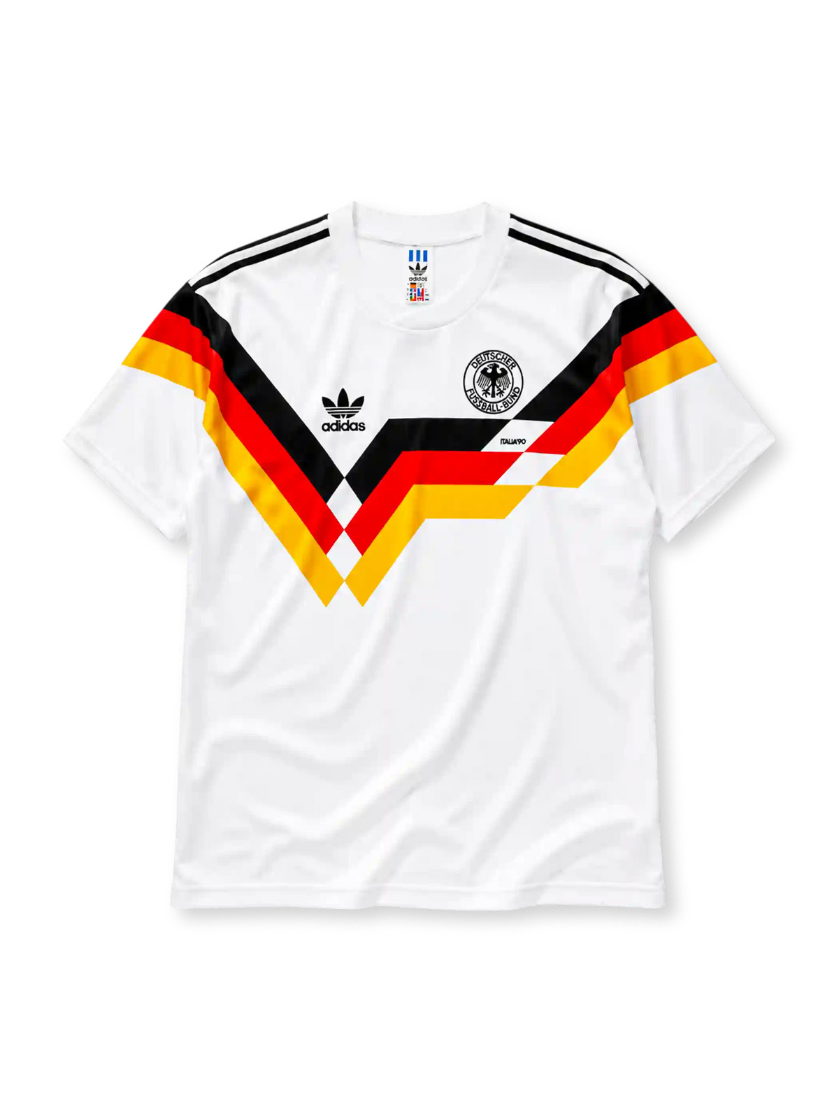 ホワイトベースに黒赤黄のシェブロン柄、肩の黒スリーストライプ、左胸のadidasロゴとITALIA'90の文字、右胸のDFBイーグルエンブレムを備えたドイツ代表1990ホームジャージ正面