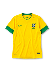 2012/13シーズンのブラジル代表ホームジャージ。イエローを基調にグリーンのVネックと袖口を配し、胸に5つ星のCBFエンブレムとNikeスウッシュを備えたデザイン。