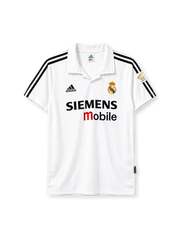 ホワイトを基調にブラックの肩ラインを配し、左胸にレアル・マドリードのエンブレム、中央にSIEMENS mobileロゴ、折り返し襟と袖パッチを備えた2002-03ホームユニフォーム正面。