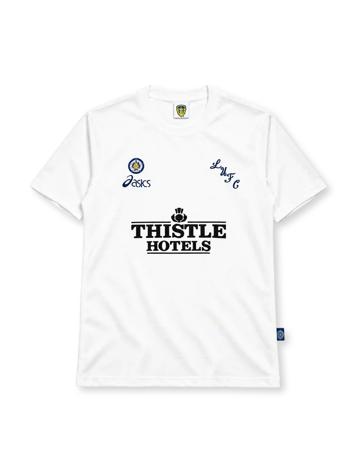 ホワイトを基調にネイビーのLUFC刺繍を配し、胸中央にTHISTLE HOTELSロゴ、右胸にブランドロゴとクラブモチーフを備えた1995-96リーズ・ユナイテッド ホームユニフォーム正面。