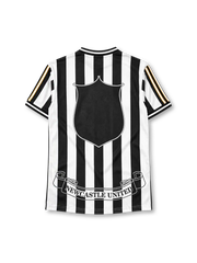 ニューカッスル・ユナイテッド 1997-99 ホーム ユニフォーム 白黒ストライプ 中央のエンブレムとNewcastle Brown Aleロゴ入り