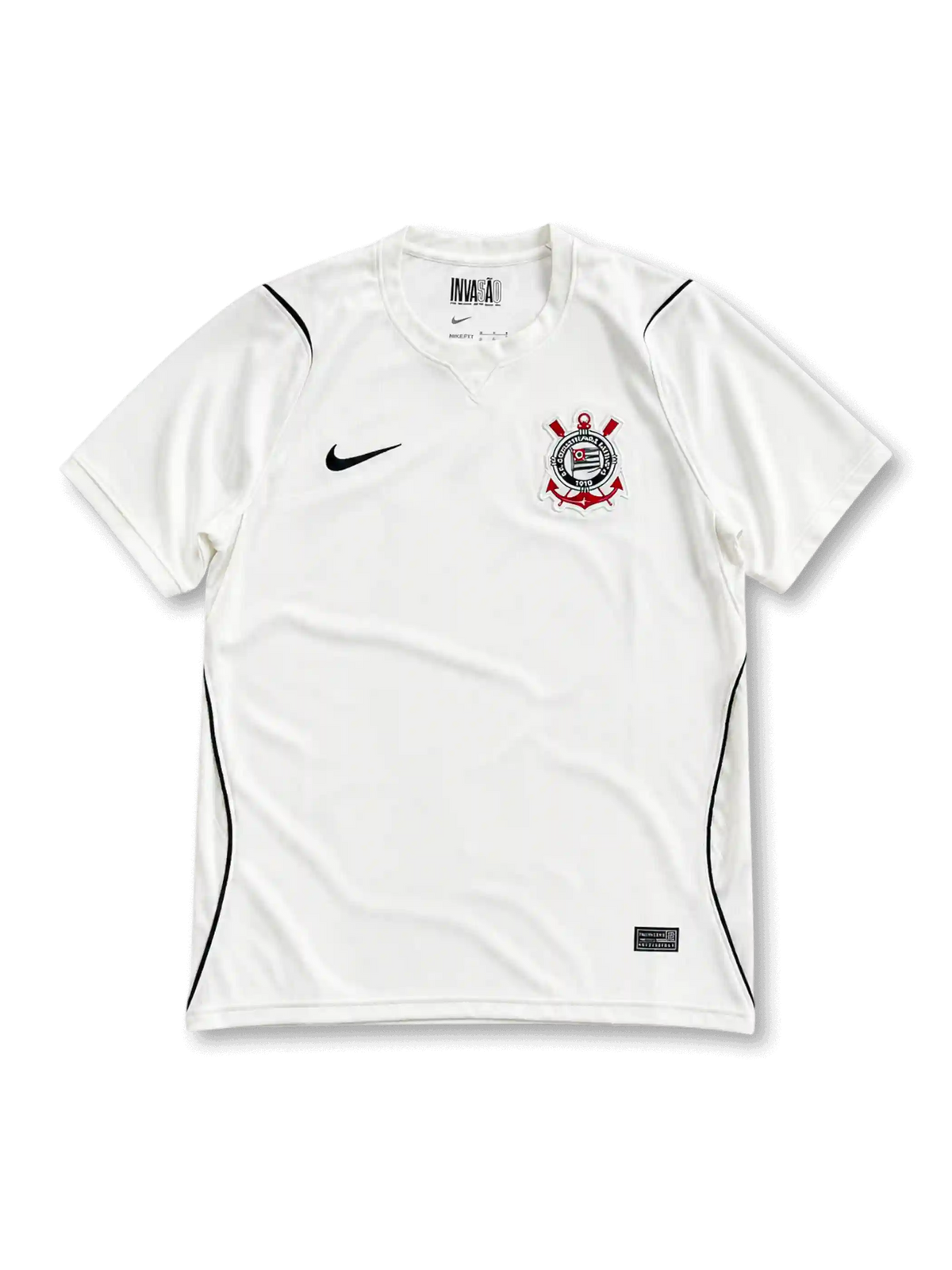 クリーム地に細いピンストライプ、Vネック襟、肩から脇にかけての黒いパイピング、左胸のNikeロゴ、S.C. CORINTHIANS PAULISTA 1910と記された復刻エンブレムを備えたコリンチャンス2026-27ホームジャージ正面