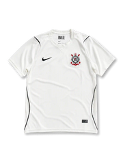 クリーム地に細いピンストライプ、Vネック襟、肩から脇にかけての黒いパイピング、左胸のNikeロゴ、S.C. CORINTHIANS PAULISTA 1910と記された復刻エンブレムを備えたコリンチャンス2026-27ホームジャージ正面