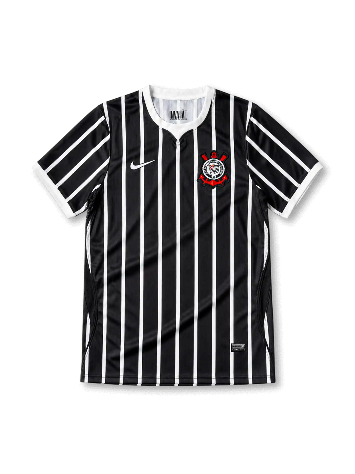 黒地に白の細い縦縞、白いクルーネック襟と袖口、左胸のNikeロゴ、S.C. CORINTHIANS PAULISTA 1910と記された復刻エンブレムを備えたコリンチャンス2026-27アウェイジャージ正面