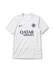 淡い水色に三角形・ダイヤ柄と「INTER」の透かし文字、水色のクルーネック襟、紺色のNikeロゴ、円形のインテル・ミラノクラブエンブレム、QATAR AIRWAYSスポンサーロゴを備えたインテル・ミラノ2026-27トレーニングジャージ正面