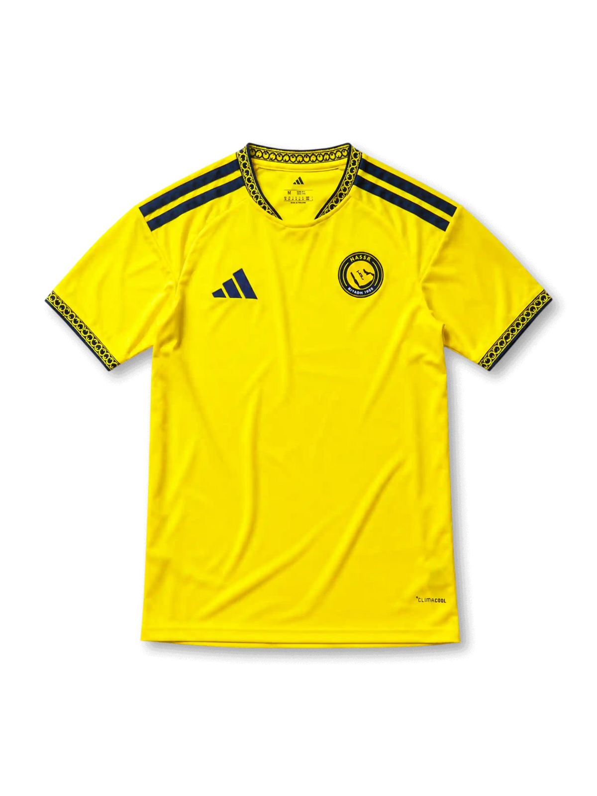 鮮やかなイエローベースに紺のアラベスク柄の襟と袖口、左胸のadidasロゴ、NASSR RIYADH 1955と記された円形クラブエンブレムを備えたアル・ナスル2026-27ホームジャージ正面