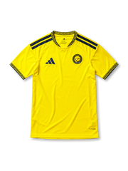 鮮やかなイエローベースに紺のアラベスク柄の襟と袖口、左胸のadidasロゴ、NASSR RIYADH 1955と記された円形クラブエンブレムを備えたアル・ナスル2026-27ホームジャージ正面