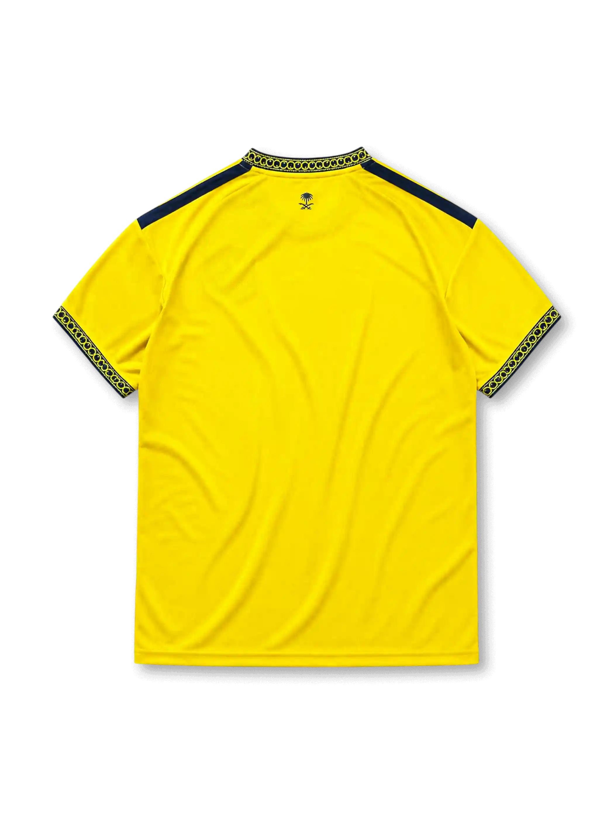 鮮やかなイエローベースに紺のアラベスク柄の襟と袖口、左胸のadidasロゴ、NASSR RIYADH 1955と記された円形クラブエンブレムを備えたアル・ナスル2026-27ホームジャージ